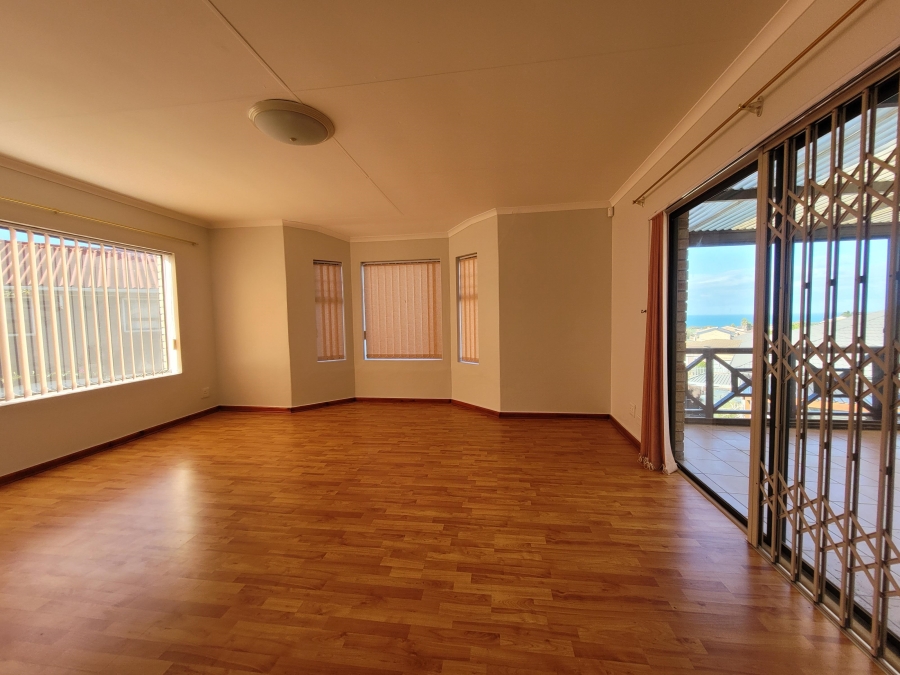 To Let 4 Bedroom Property for Rent in Wavecrest Eastern Cape